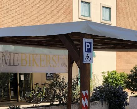 Se viaggi in moto e cerchi un hotel a Viterbo, approfitta della nostra Promo BIkers: 10% di sconto, parcheggio moto gratuito e tanti servizi su misura per i motociclisti!